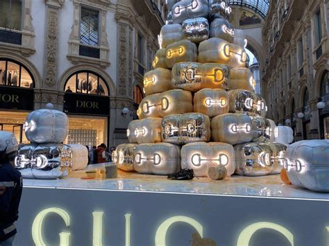 albero natale gucci imbrattato|Ultima Generazione, blitz in Galleria a Milano: imbrattato l’albero .